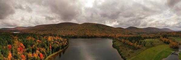 colgate Lac dans nord de l'état Nouveau york pendant de pointe tomber feuillage saison. photo