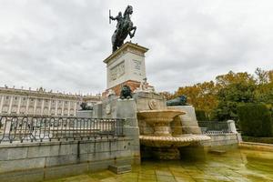 statue de philippe iv de Espagne à le Madrid Royal palais, une populaire historique site à visite dans central Madrid. photo