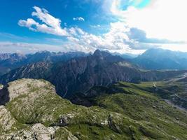 magnifique ensoleillé journée dans dolomites montagnes. vue sur tre cime di lavaredo - Trois célèbre Montagne pics cette ressembler cheminées. photo