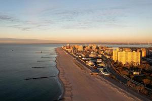 Nouveau york - octobre 28, 2021, aérien vue le long de coney île dans Brooklyn, Nouveau york à lever du soleil. photo