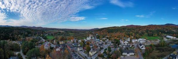 blanc communauté église dans le célèbre ski ville de Stowe dans Vermont pendant le automne. photo