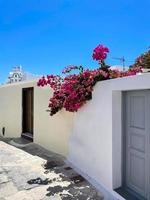 coloré des rues pendant le journée dans le village de mégachore dans Santorin, Grèce. photo