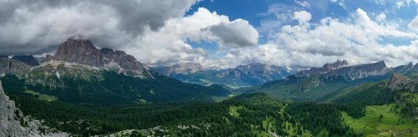 panoramique paysage de le cinque torri dans le dolomie montagnes de Italie. photo