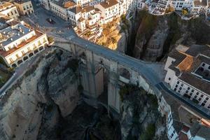 rocheux paysage de ronda ville avec puente nuevo pont et bâtiments, andalousie, Espagne photo