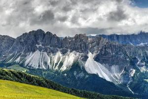 paysage de le dolomites et une vue de le après geisler montagnes dans Italie. photo