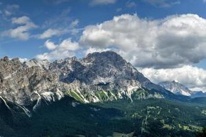 incroyable paysage à le dolomites dans Italie. dolomites unesco monde patrimoine dans le été temps. sud Tyrol. italien Alpes. photo