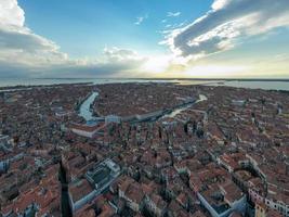 aérien vue de le vieux vénitien toits dans Venise, Italie. photo