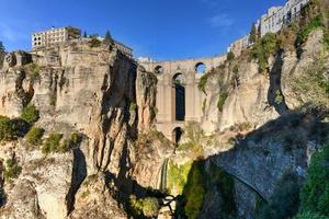 rocheux paysage de ronda ville avec puente nuevo pont et bâtiments, andalousie, Espagne photo