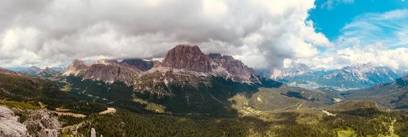 panoramique paysage de le cinque torri dans le dolomie montagnes de Italie. photo