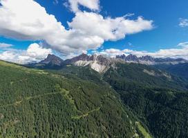 aérien paysage de le dolomites et une vue de le après geisler montagnes dans Italie. photo