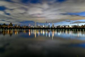 Manhattan horizon vue à nuit de central parc à travers le central parc réservoir. photo