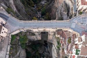 rocheux paysage de ronda ville avec puente nuevo pont et bâtiments, andalousie, Espagne photo