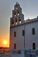 église de Panagia platsani akathistos hymne . grec orthodoxe église. traditionnel bleu bombé, avec cloche la tour dans oia, Santorin, Grèce. photo
