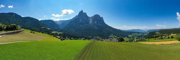 vue de petz de pointe à castelruth commune. dolomites, Sud Tyrol, Italie photo