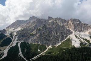 incroyable paysage à le dolomites dans Italie. dolomites unesco monde patrimoine dans le été temps. sud Tyrol. italien Alpes. photo