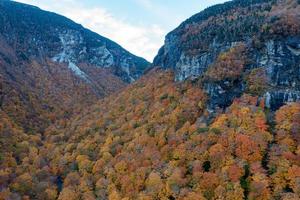 vue panoramique sur le feuillage d'automne de pointe à smugglers notch, vermont. photo