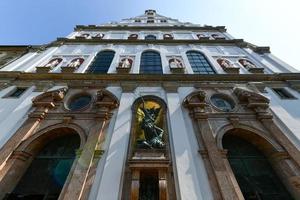 extérieur vue de le baroque Saint de michel église dans Munich, Allemagne. photo