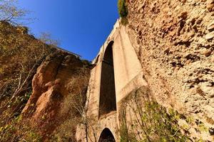 rocheux paysage de ronda ville avec puente nuevo pont et bâtiments, andalousie, Espagne photo