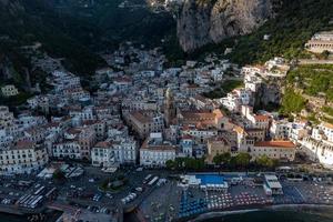 Amalfi, Italie - août 28, 2021, aérien vue de le ville de amalfia le long de le amalfia côte dans Italie. photo