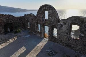 vue de le Château de oia, agios nikolaos Château dans Santorin, Grèce. photo