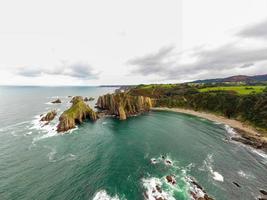 silence plage, argent-sablonneux crique soutenu par une Naturel Roche amphithéâtre dans asturies, Espagne. photo