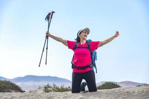 Enchanté voyageur célébrer la victoire sur rivage photo