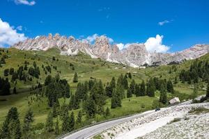 couleurs de le dolomites dans le funes vue de le vallée dans du sud Tyrol, Italie. vert herbe, montagnes et bleu ciel. été. photo