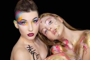 deux agréable Jeune femmes avec Créatif maquillage photo