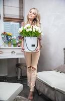 séduisant femme avec une bouquet dans mains photo