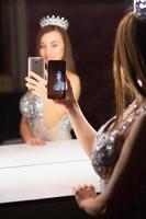 réflexion charmant Jeune femme fabrication selfie photo