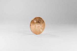 d'or bitcoin virtuel pièces de monnaie sur blanc fond, financier croissance concept photo