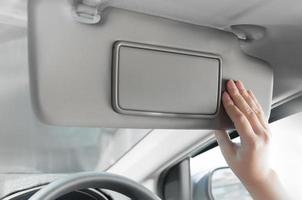 femme main en portant Soleil visière intérieur à l'intérieur voiture photo