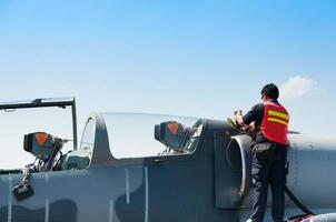 air Obliger Personnel recharges carburant à F 16 de pétrole à Royal air Obliger photo