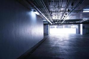 tuyaux de système sanitaire et câbles électriques installés sous une structure en béton armé de dalles plates dans le bâtiment.tuyaux de ventilation dans un parking souterrain photo