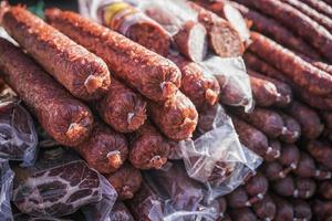 un Extérieur stalle avec une bouquet de fait maison saucisses pour vente photo