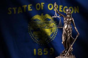 Oregon nous Etat drapeau avec statue de Dame Justice et judiciaire Balance dans foncé chambre. concept de jugement et Châtiment photo