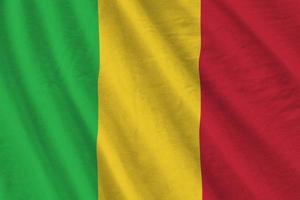 drapeau du mali avec de grands plis agitant de près sous la lumière du studio à l'intérieur. les symboles et couleurs officiels de la bannière photo