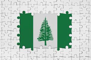 Norfolk île drapeau dans Cadre de blanc puzzle pièces avec disparu central partie photo