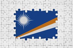 Marshall îles drapeau dans Cadre de blanc puzzle pièces avec disparu central partie photo
