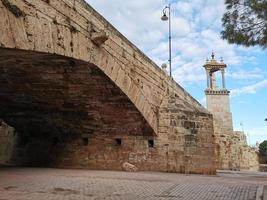 un de le des centaines de des ponts dans Valence photo