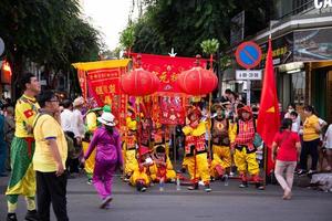 ho chi minh ville, vietnam - 6 fév 2023 lunaire Nouveau année fête - le dragon danse, magnifique coloré de fête chiffre. tet vacances Contexte. chinois lunaire Nouveau années jour, printemps festival. photo