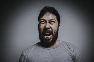 asiatique Beau homme en colère sur blanc arrière-plan, portrait de Jeune stress Masculin concept photo