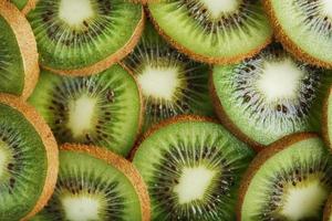 kiwi fruit fermer coins avec une modèle dans le forme de une modèle. photo