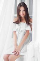 portrait attrayant femme habillé dans blanc robe photo