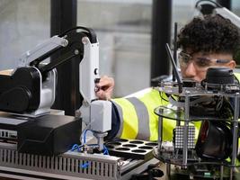 Masculin la personne uniforme des lunettes montrer du doigt doigt électronique ingénieur industrie La technologie machinerie contrôle produit usine superviseur innovation fabrication robot projet acier métal soudage entretien photo