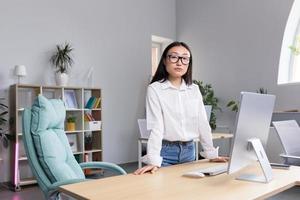 réussi asiatique affaires femme à lieu de travail dans Bureau à la recherche à caméra, portrait de fort chef photo