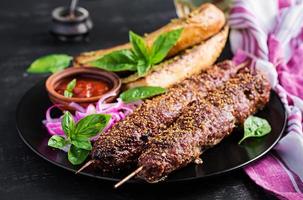kebab Adana, agneau et du boeuf et toasts avec Pesto sauce.
