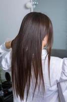 une chevelure brune droite et saine qui a subi la procédure de lissage des cheveux. cheveux bruns lisses, brillants et sains photo