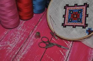 articles pour broderie cerceau, tissu, fil de discussion, les ciseaux photo