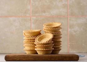 empiler de vide cuit rond canape paniers sur une en bois conseil, rond vide tartelettes photo